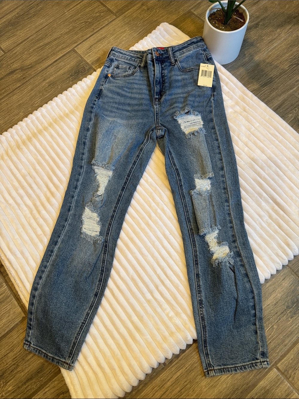 🤍Guess Distresses light jeans
